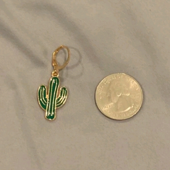 💖 2/$30 Western cactus dainty small earrings - Picture 8 of 11